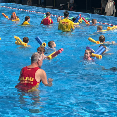 Kind beim Schwimmenlernen im Pop-up-Pool Remagen